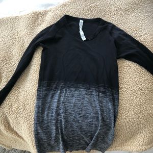 Lululemon women’s swiftly tech long sleeve!